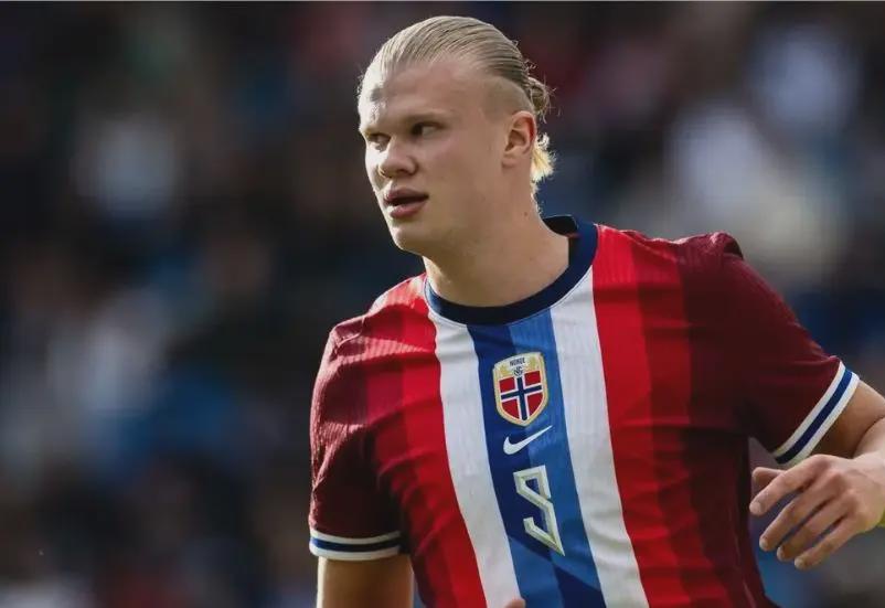 致敬李惠堂，赞助商犀旺送给魏祥鑫一颗柚子足球（向李惠堂致敬，赞助商犀旺向魏祥鑫赠送柚子足球）