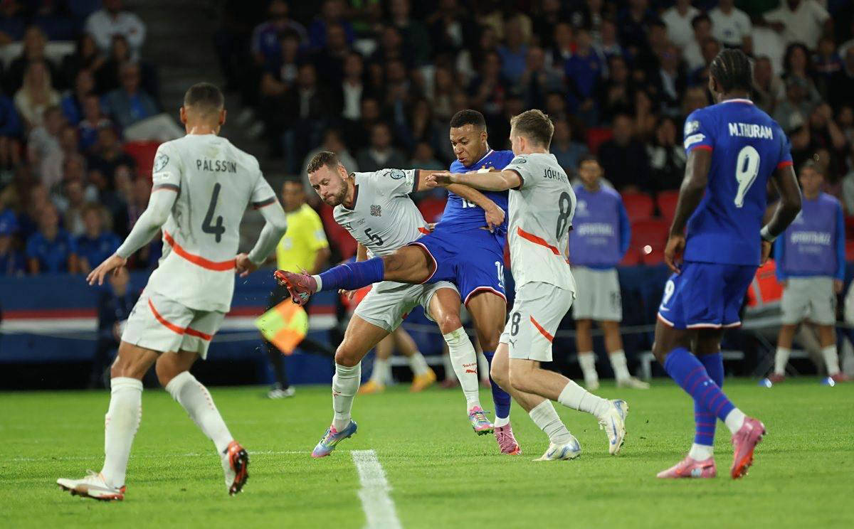 湖人詹姆斯关键三分锁定胜利（詹姆斯命中制胜三分，助湖人收获胜利）