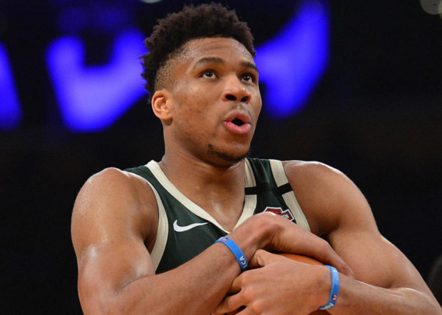 前锋冷静破门，展现成熟心态（前锋沉着建功，尽显成熟心态）