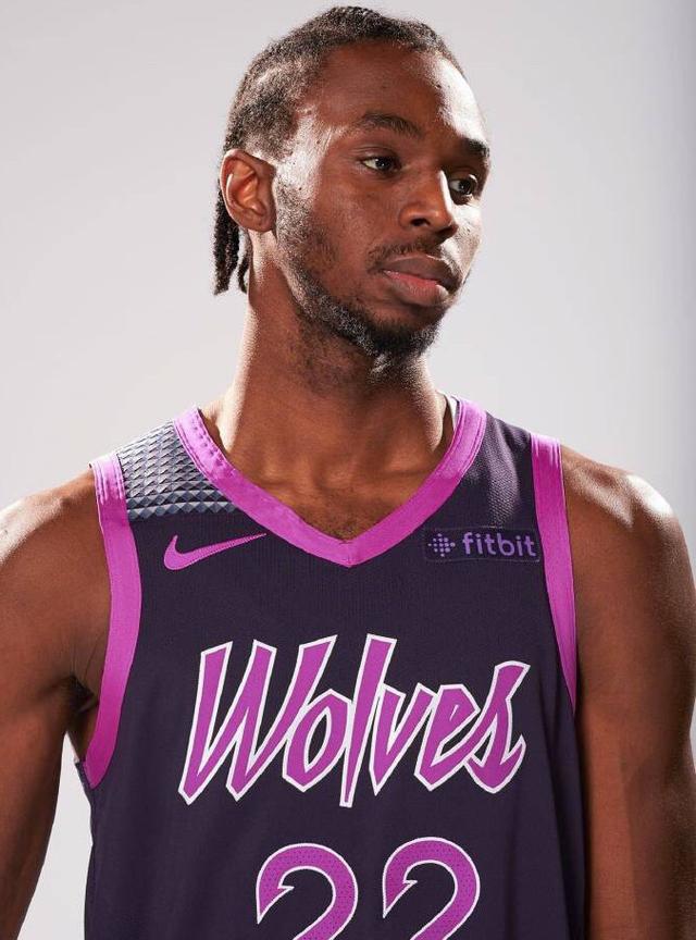 媒体人：华莱士竞技状态不佳离开新疆队，到队仅10天便离队（媒体人：华莱士因状态欠佳已离开新疆队，入队仅10天即告别）