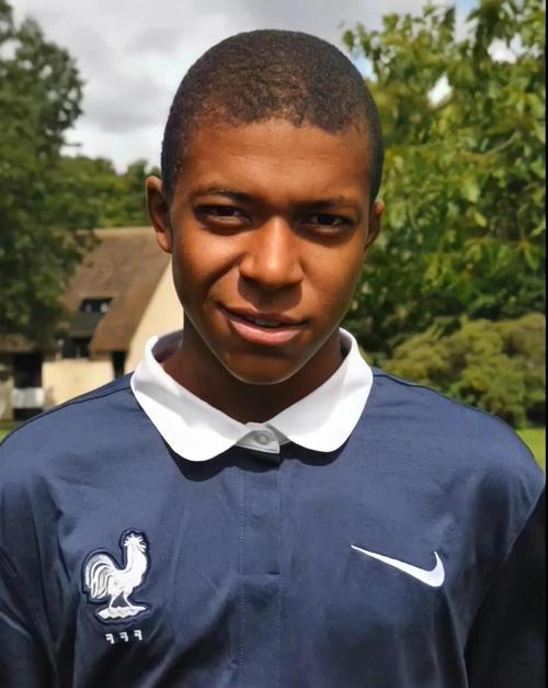 欧文突破防守助攻制胜（欧文穿透防线送出致胜助攻）